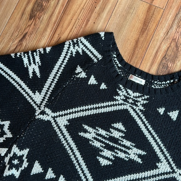 Cropped Sweater with B&W knit print - Picture 2 of 5